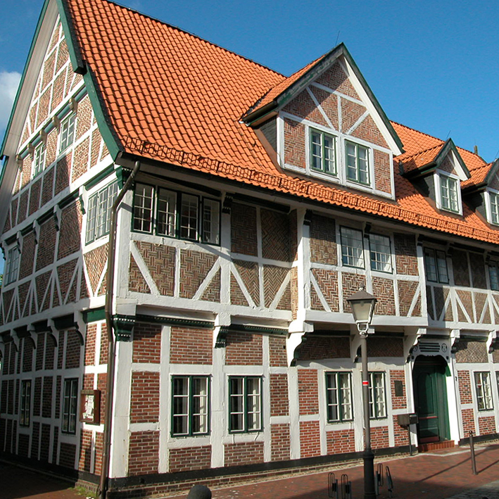 Foto des Fachwerkgebäudes der Jorker Bücherei. Foto des Fachwerkgebäudes der Jorker Bücherei.