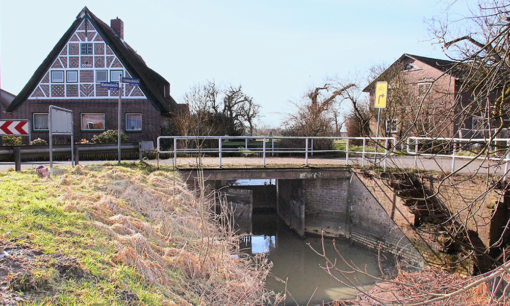 Foto der ganzen Situation an der Schleuse Hinterdeich mit Brücke und Blick auf die Schleusentore