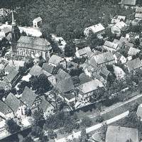 Alte Schwarz-weiß-Luftaufnahme des Ortskerns von Steinkirchen mit dem Kroghaus.