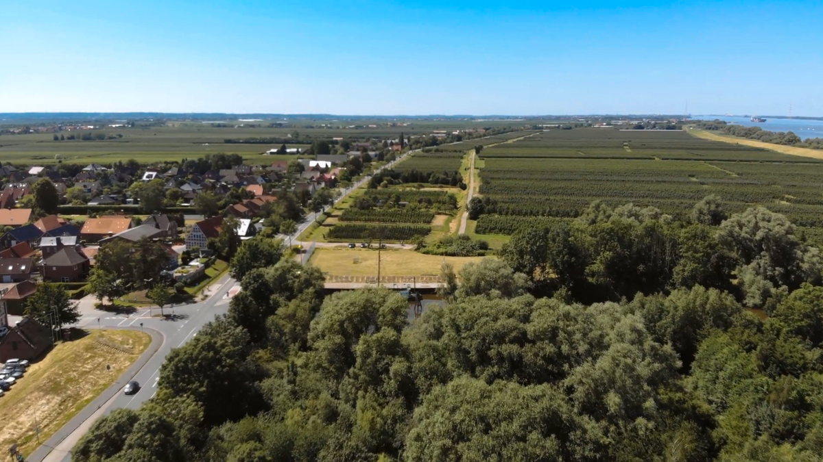 Drohnenaufnahme mit Blick auf Borstel, den mittelalterlichen Deich, Hafen, parallel zurElbe