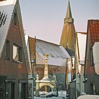 Winterfoto des verschneiten Steinwegs in Estebrügge, Blick Richtung Kirche.